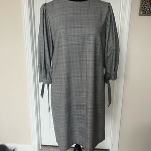 H&M, red, blk & wht plaid midi dress. Short tie sleeves.‎